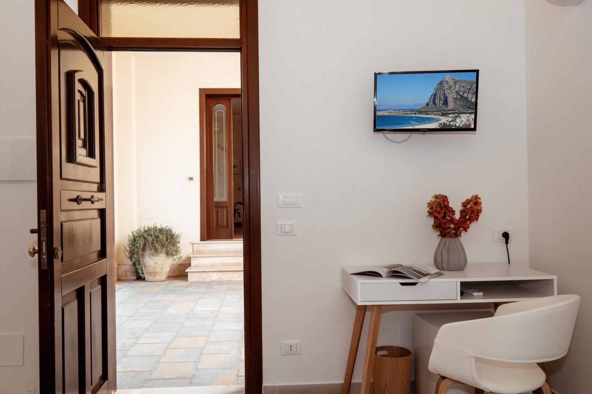 Cala Di Ponente Hotel Castelluzzo Bagian luar foto