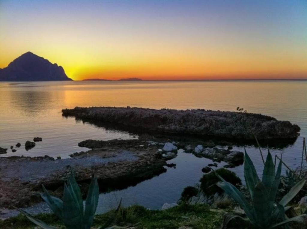 Cala Di Ponente Hotel Castelluzzo Bagian luar foto