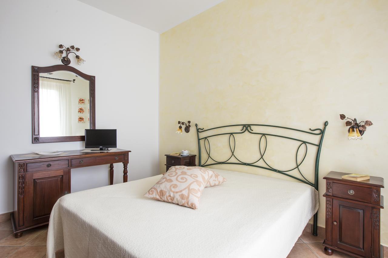 Cala Di Ponente Hotel Castelluzzo Bagian luar foto