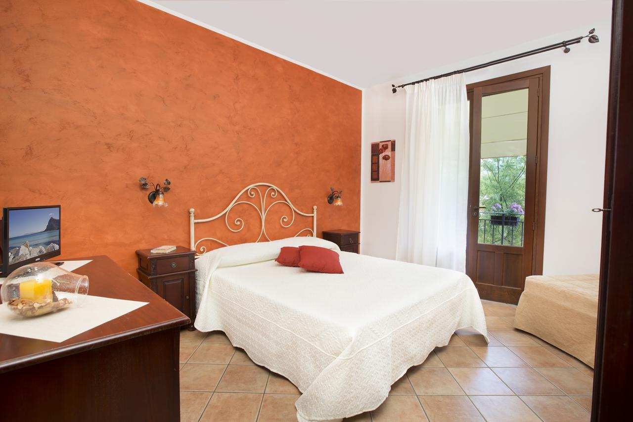 Cala Di Ponente Hotel Castelluzzo Bagian luar foto
