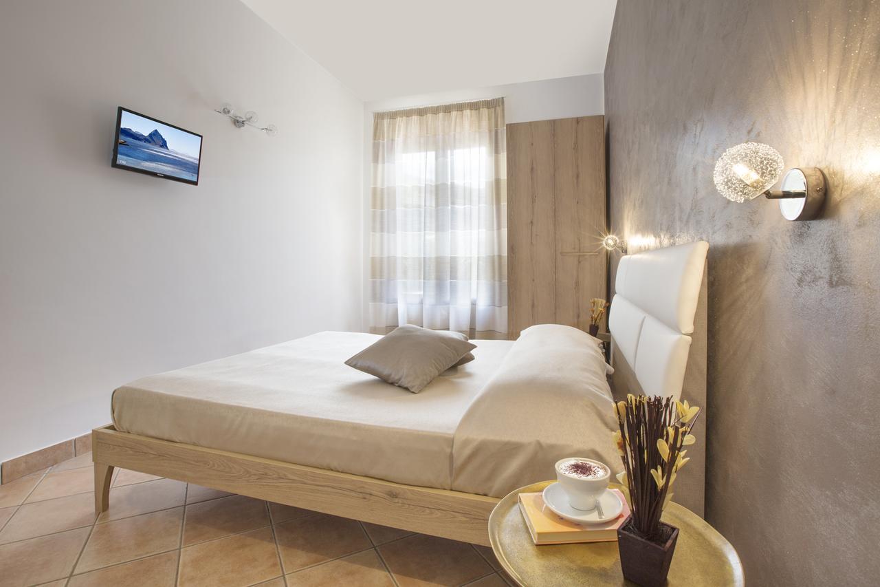 Cala Di Ponente Hotel Castelluzzo Bagian luar foto